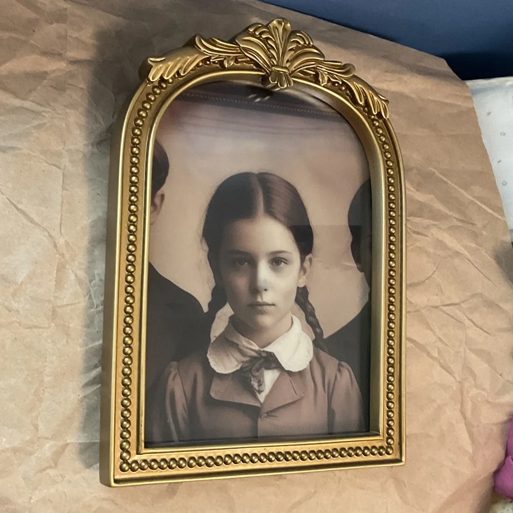 3D Changing Face Horror Pictures Moving Portrait on Ornate Gold Picture Frame